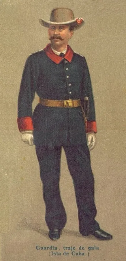 Man in een donkerblauw gala-uniform van de Guardia Civil met rode accenten, een hoed met brede rand en witte handschoenen