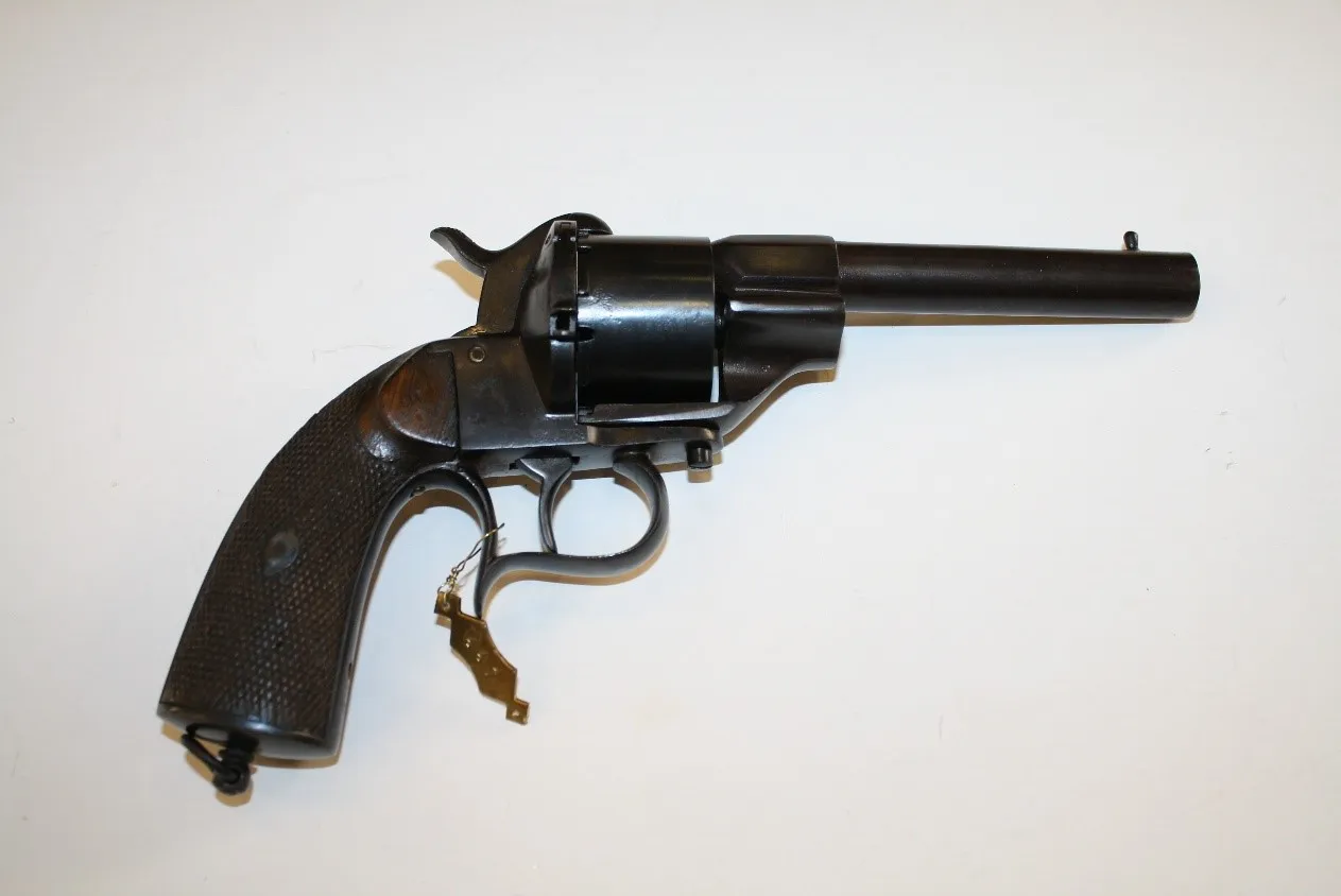 zwarte revolver met houten handvat op witte achtergrond