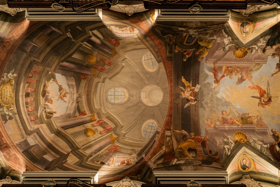 frescos elaborados y detalles dorados en el techo de una biblioteca barroca