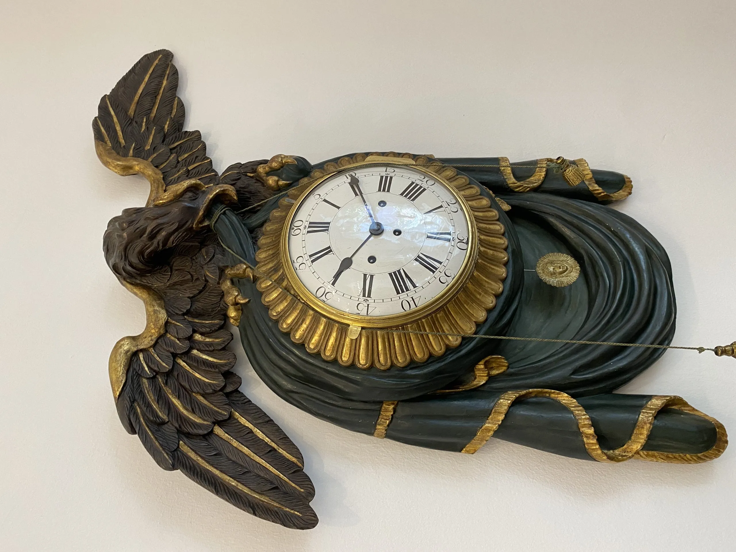 Ornate antiguo reloj con águila esculpida y detalles dorados