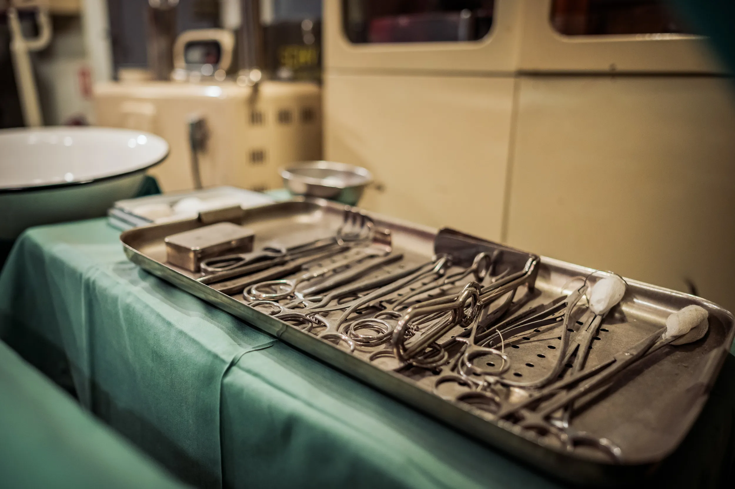 medische instrumenten op een dienblad bedekt met een groene doek