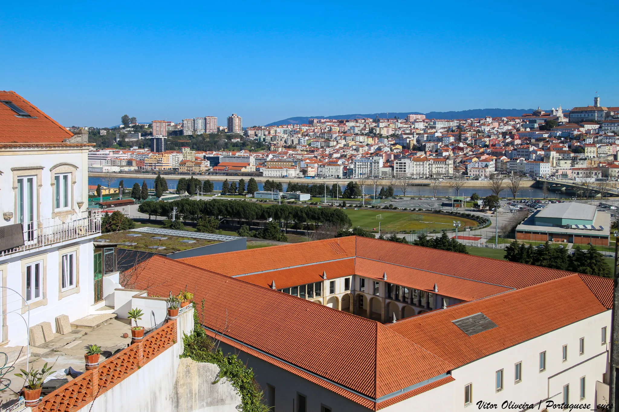 Vista representativa del Convento São Francisco en Coímbra.
