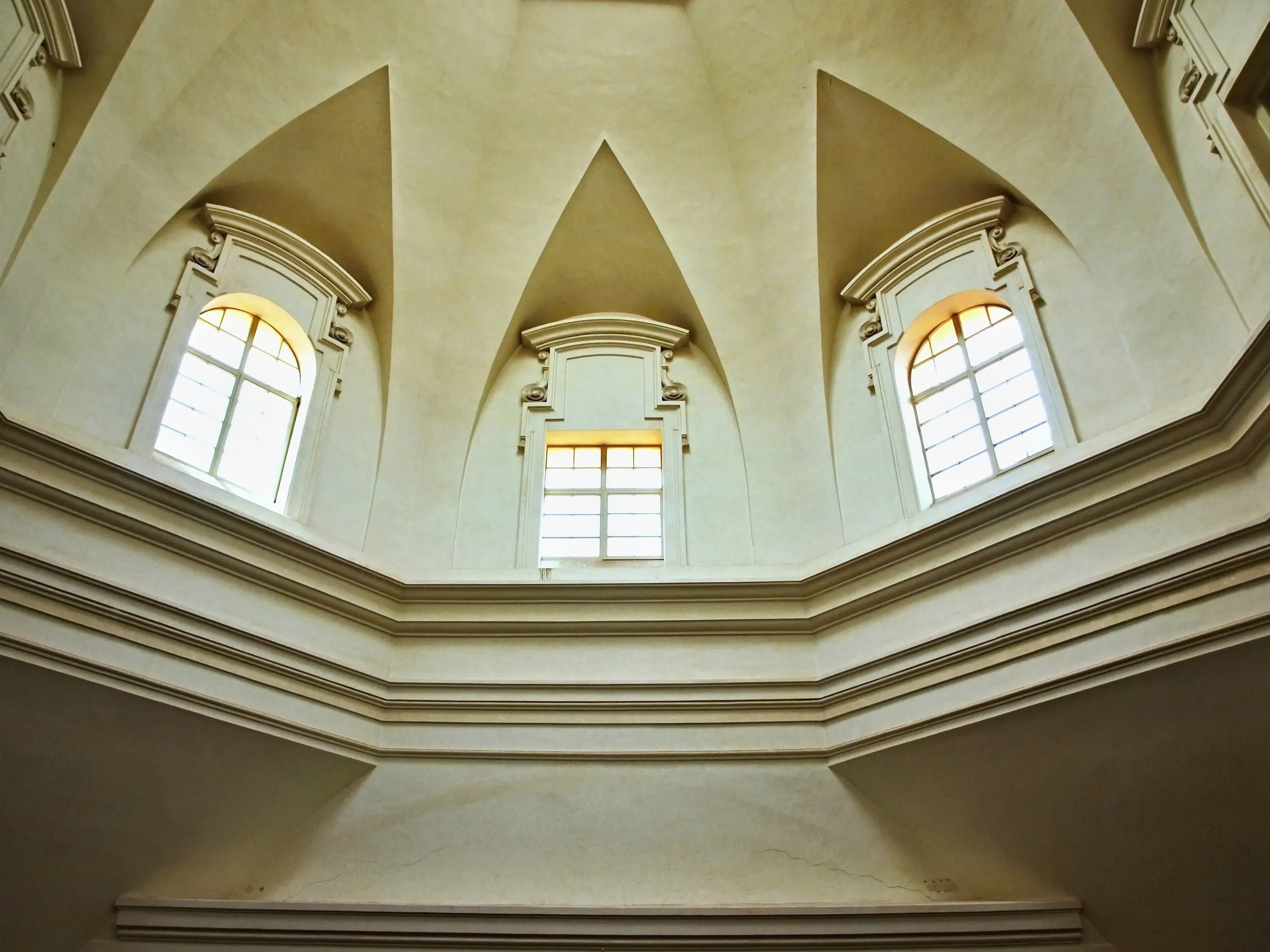 gewelfd plafond met hoge boogramen in een interieur in barokstijl