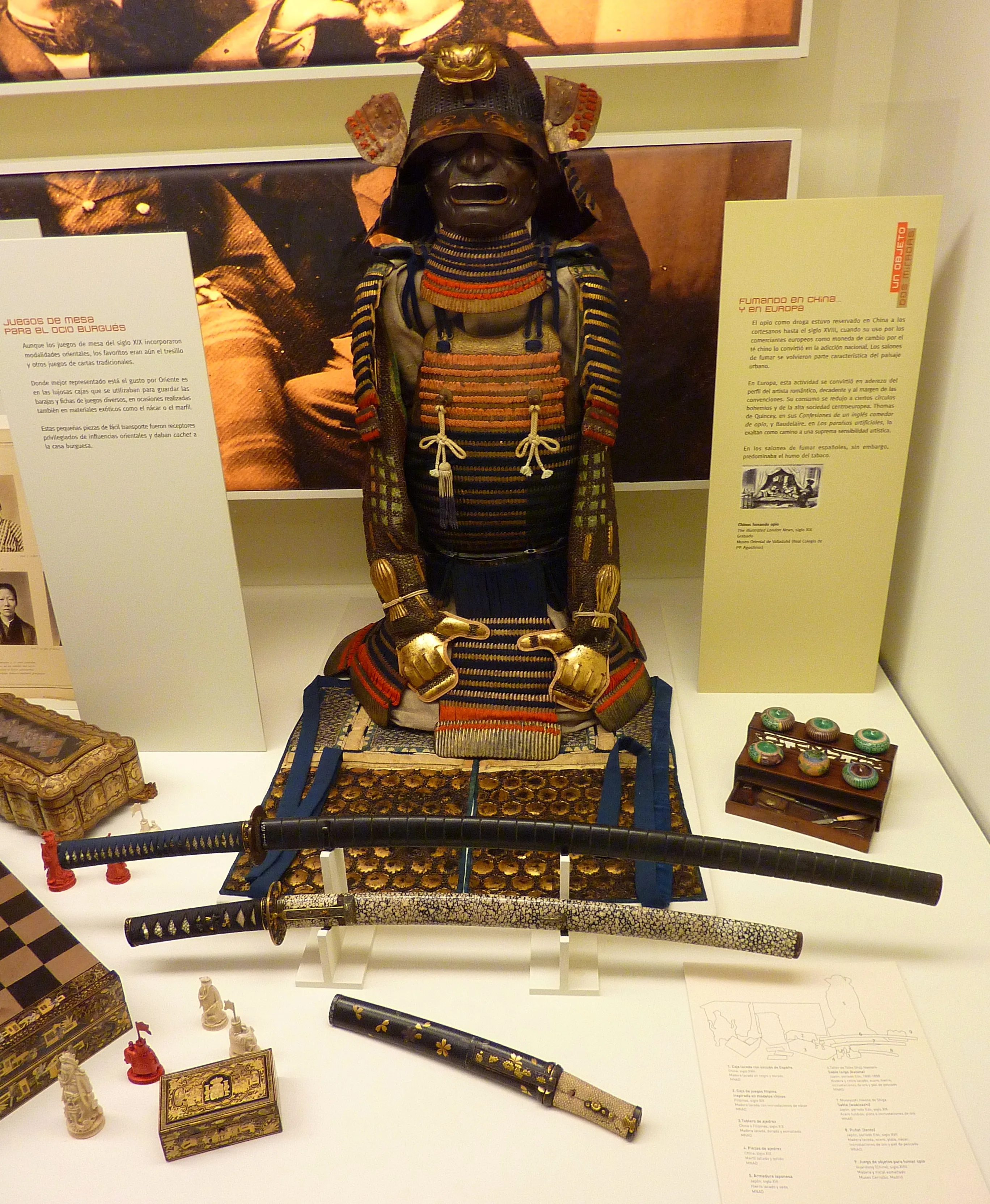 Armaduras y espadas samurái expuestas en una exhibición de museo