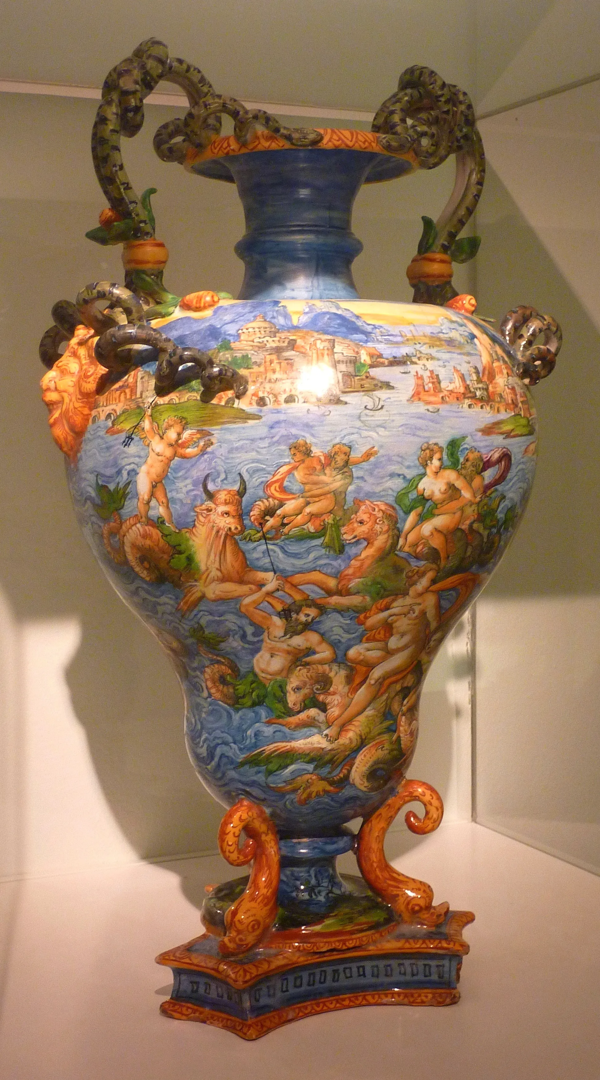 Un detallado jarrón de cerámica con escenas mitológicas y figuras coloridas en exhibición en un museo