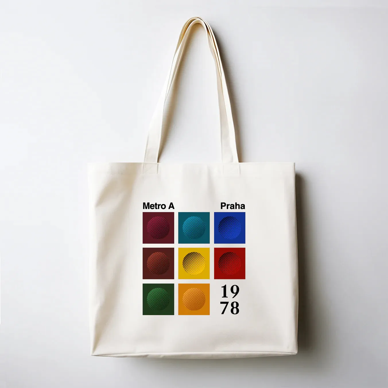 witte tote bag met een raster van negen gekleurde vierkanten en tekst met 'Metro A, Praha, 1978'