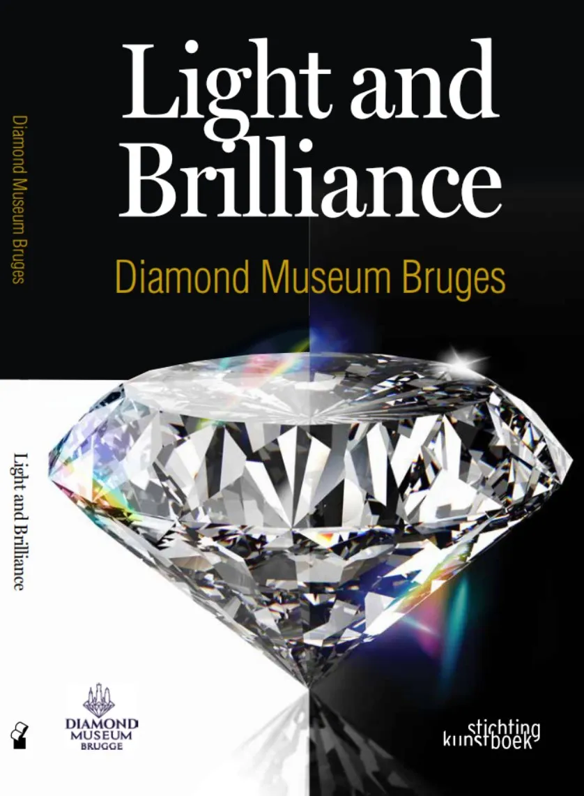 Portada del libro titulada 'Light and Brilliance' que muestra un gran diamante de talla brillante con colores espectrales sobre un fondo dividido en blanco y negro, con el logotipo del Diamond Museum Bruges en la parte inferior.