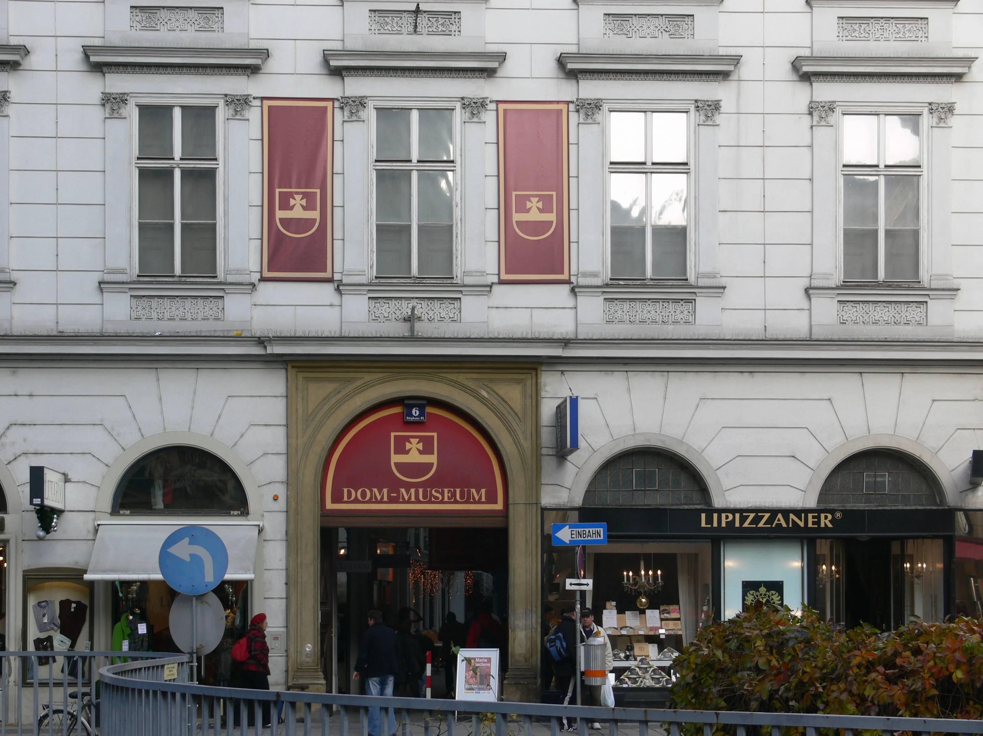 Zewnętrzna strona Dom-Museum Wien z łukowym wejściem i czerwonym oznakowaniem