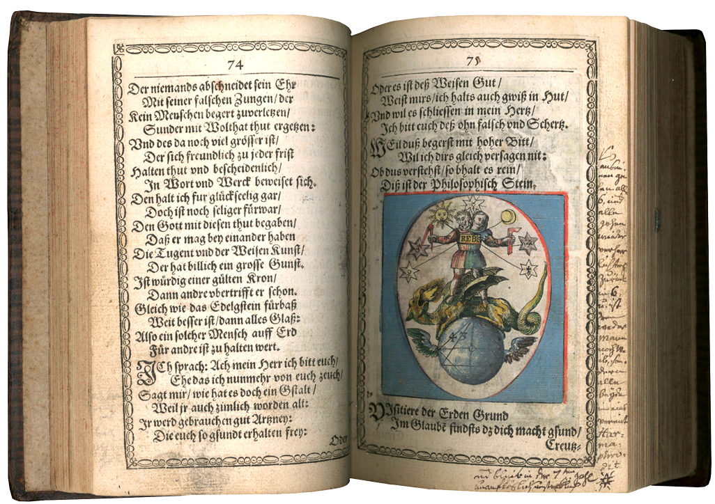 Libro histórico abierto con texto en alemán y una ilustración de una figura sosteniendo un globo terráqueo, expuesto en la Embajada de la Mente Libre