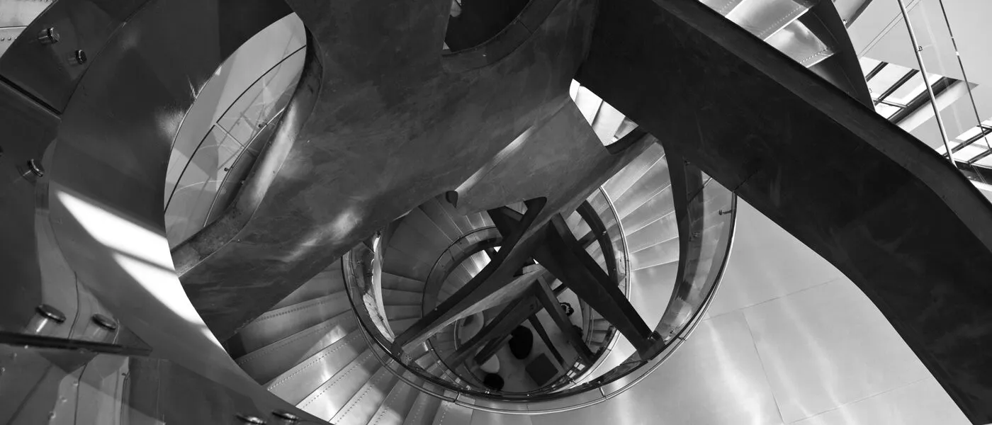 escalera de caracol interior en blanco y negro