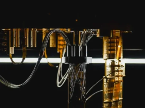 zbliżenie podświetlonych przewodów i elementów elektronicznych w ciemnym otoczeniu