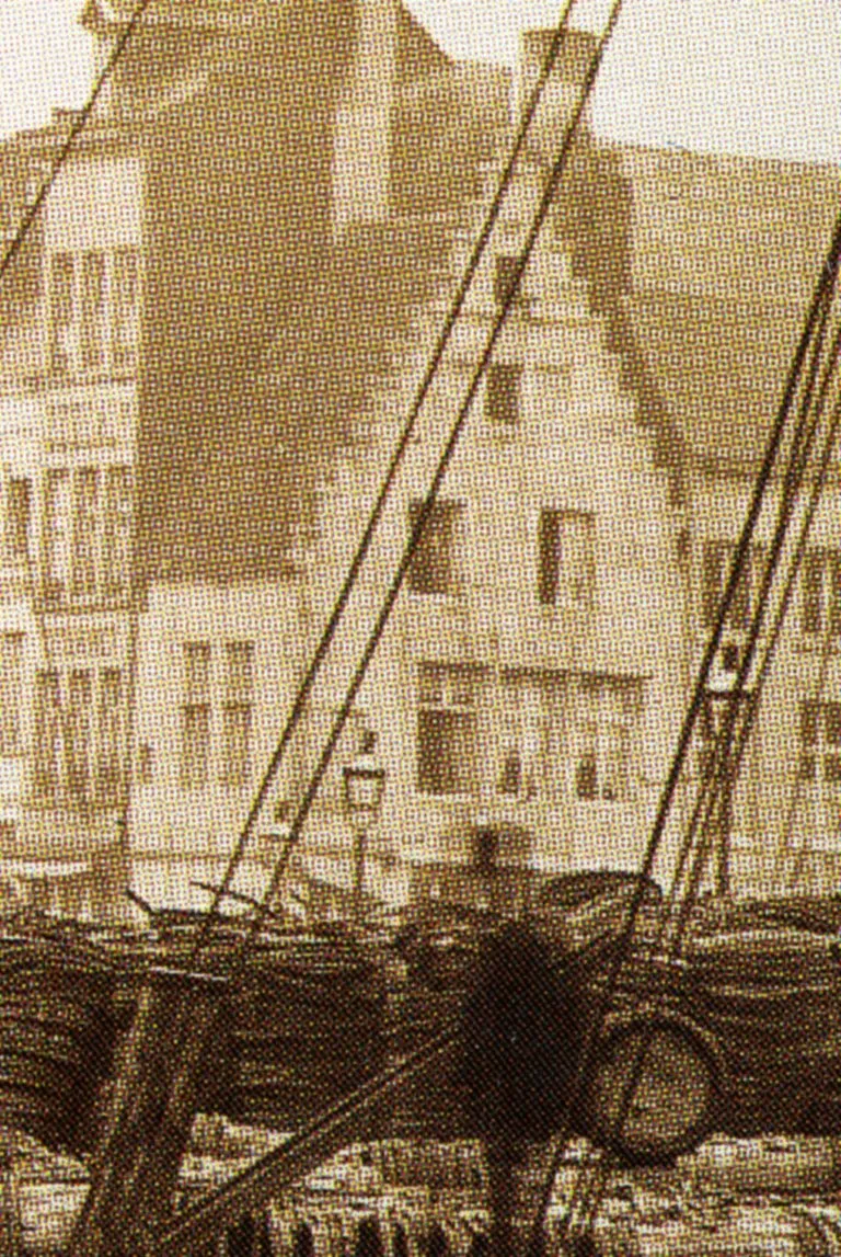 Dibujo en tonos sepia de una escena callejera histórica que muestra edificios con hastiales escalonados, aparejos de barco en primer plano y una figura solitaria.