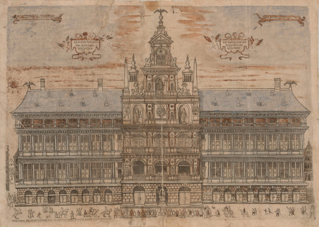 Grabado arquitectónico histórico del Ayuntamiento de Amberes que muestra la fachada renacentista completa con una torre central alta rematada por una aguja, alas simétricas de varias plantas, aberturas arqueadas en la planta baja, cartuchos decorativos en las esquinas superiores y pequeñas figuras a lo largo de la base.