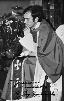 Pater Jerzy Popiełuszko in een priesterlijke gewaad met een boek en een met een kruis versierde stola