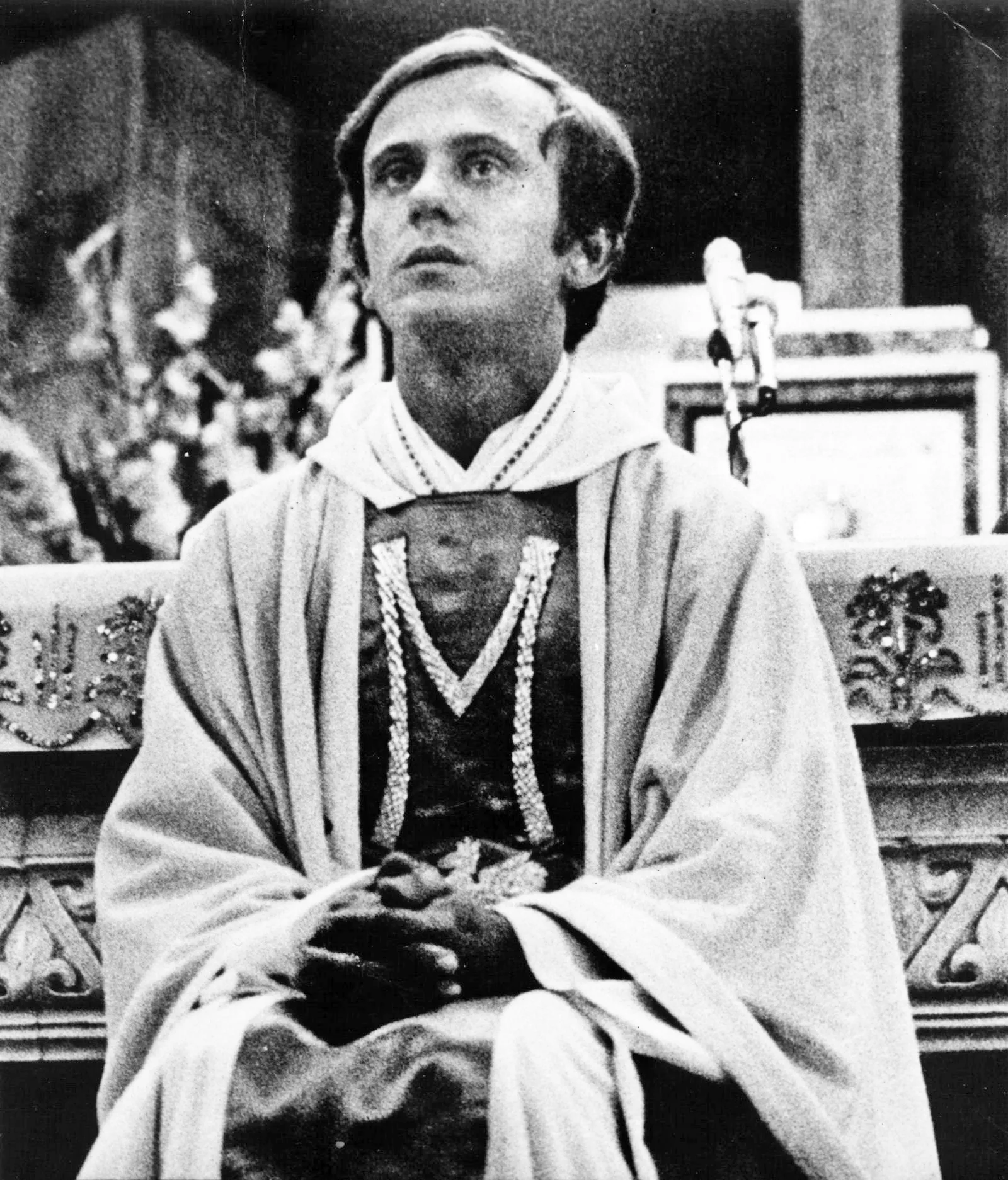 Priester Jerzy Popiełuszko in priesterlijk gewaad, staande aan een kansel