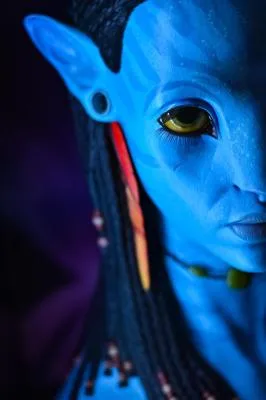 Primer plano de una máscara de personaje Na'vi de piel azul con orejas puntiagudas y ojos amarillos