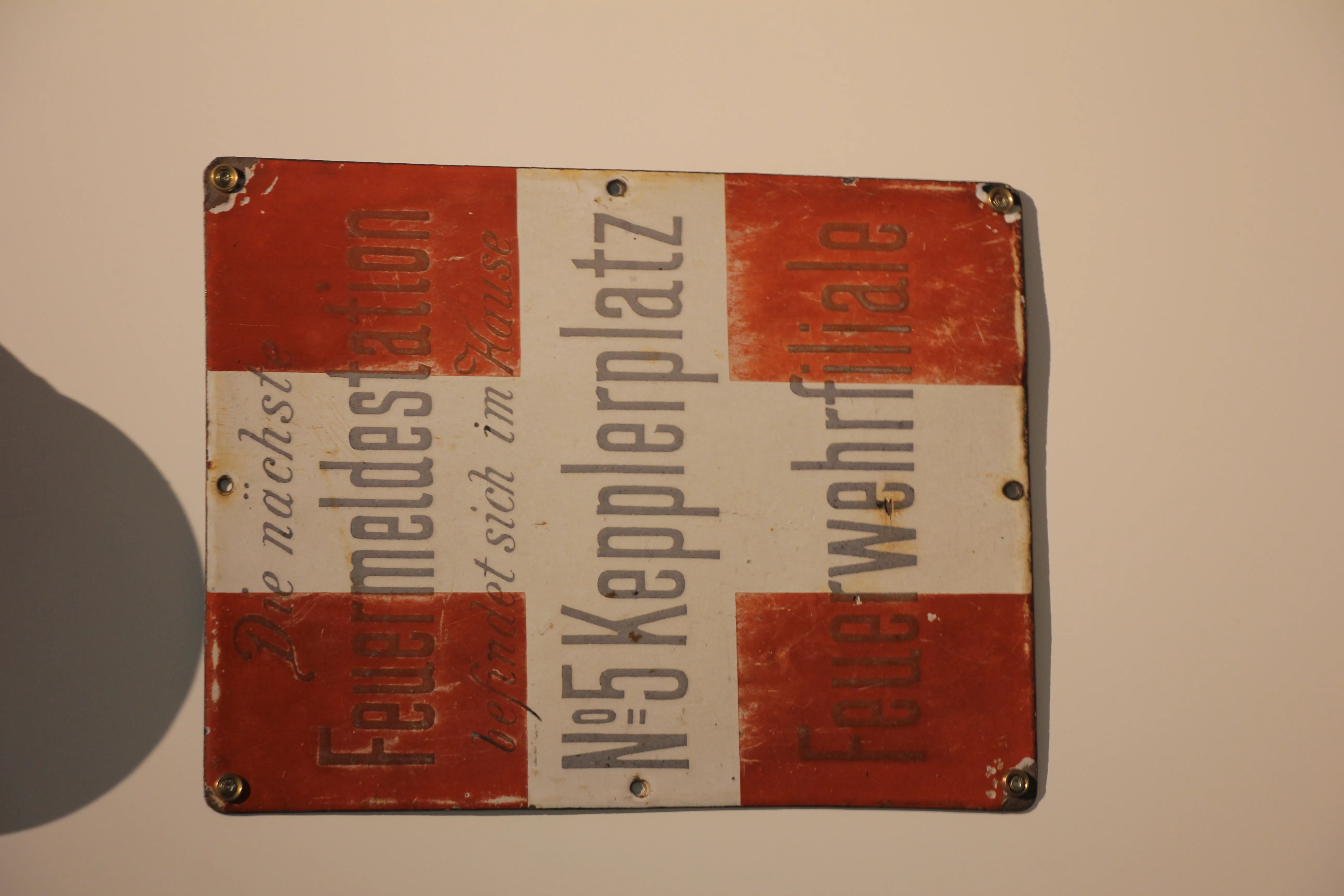 vintage czerwono-biały znak z niemieckim napisem Feuerwehrstation, Keplerplatz i Feuerwehrfiliale