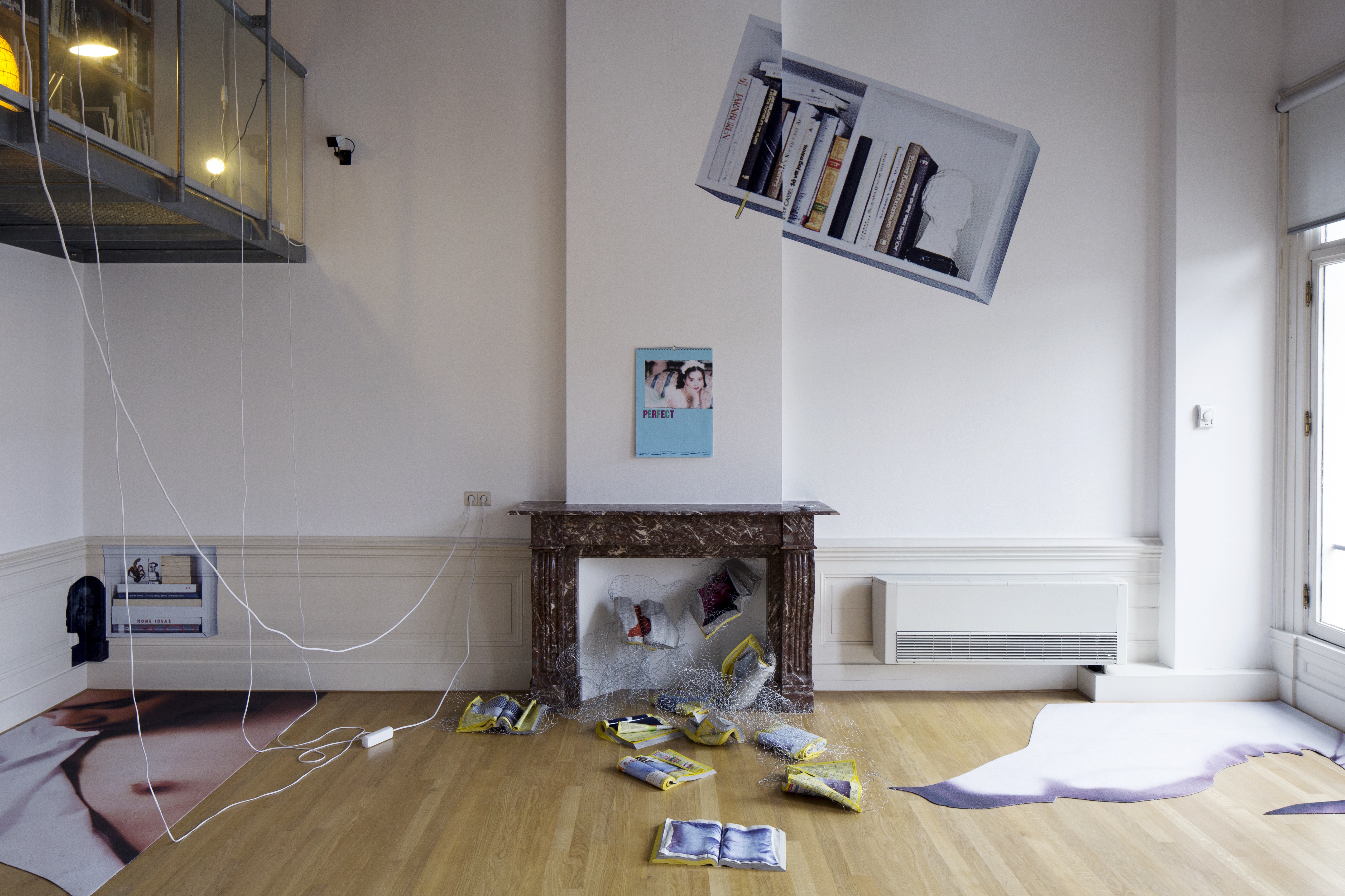Witgeschilderde galerie met zwevende boekenplankinstallatie, foto's op houten vloer, marmeren schoorsteenmantel en blauw portret aan de muur