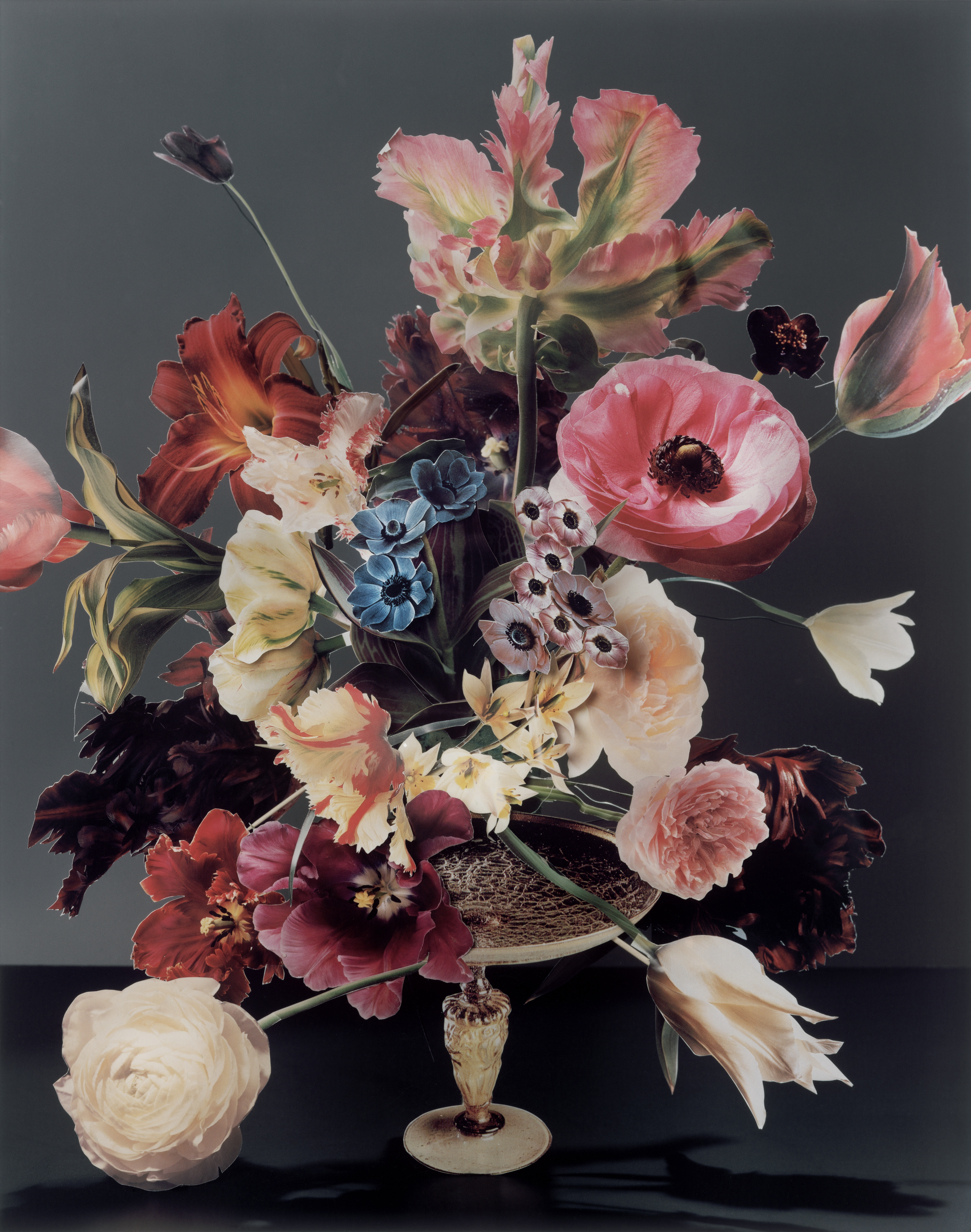 Levendige bloemstillevenfotografie met een dichte schikking van roze, rode en blauwe bloemen in een decoratieve vaas tegen een donkere achtergrond