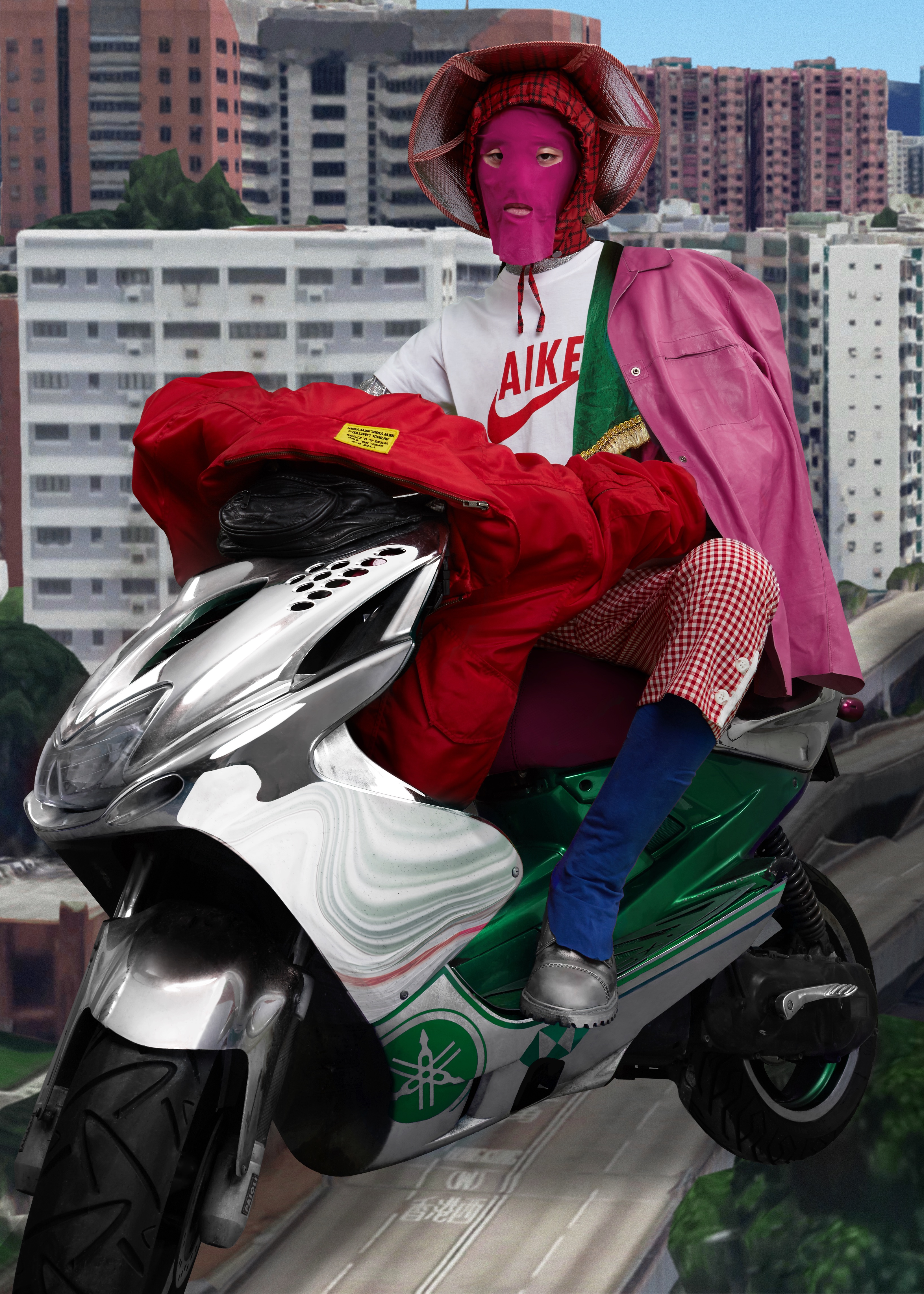 Persoon met roze gezichtsmasker die een witgroene scooter rijdt in een stedelijke omgeving met hoogbouw op de achtergrond.