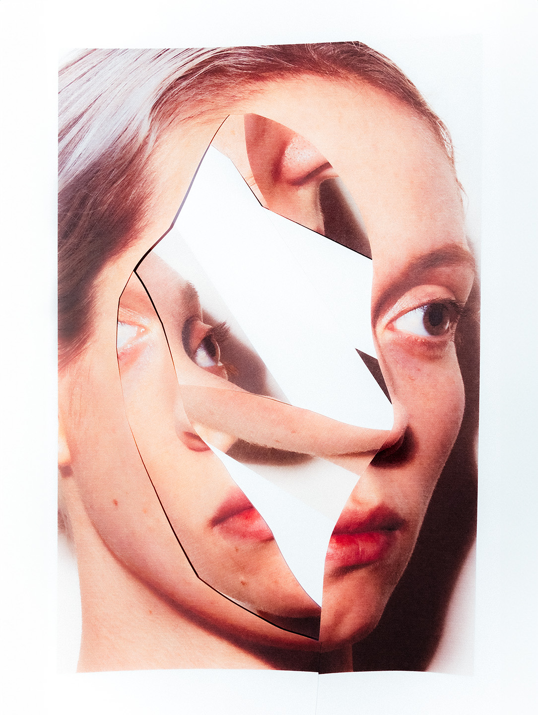 Gefractioneerd portret met geometrische sneden die meerdere gezichtshoeken onthullen, met rode lippen en een lichte huidskleur