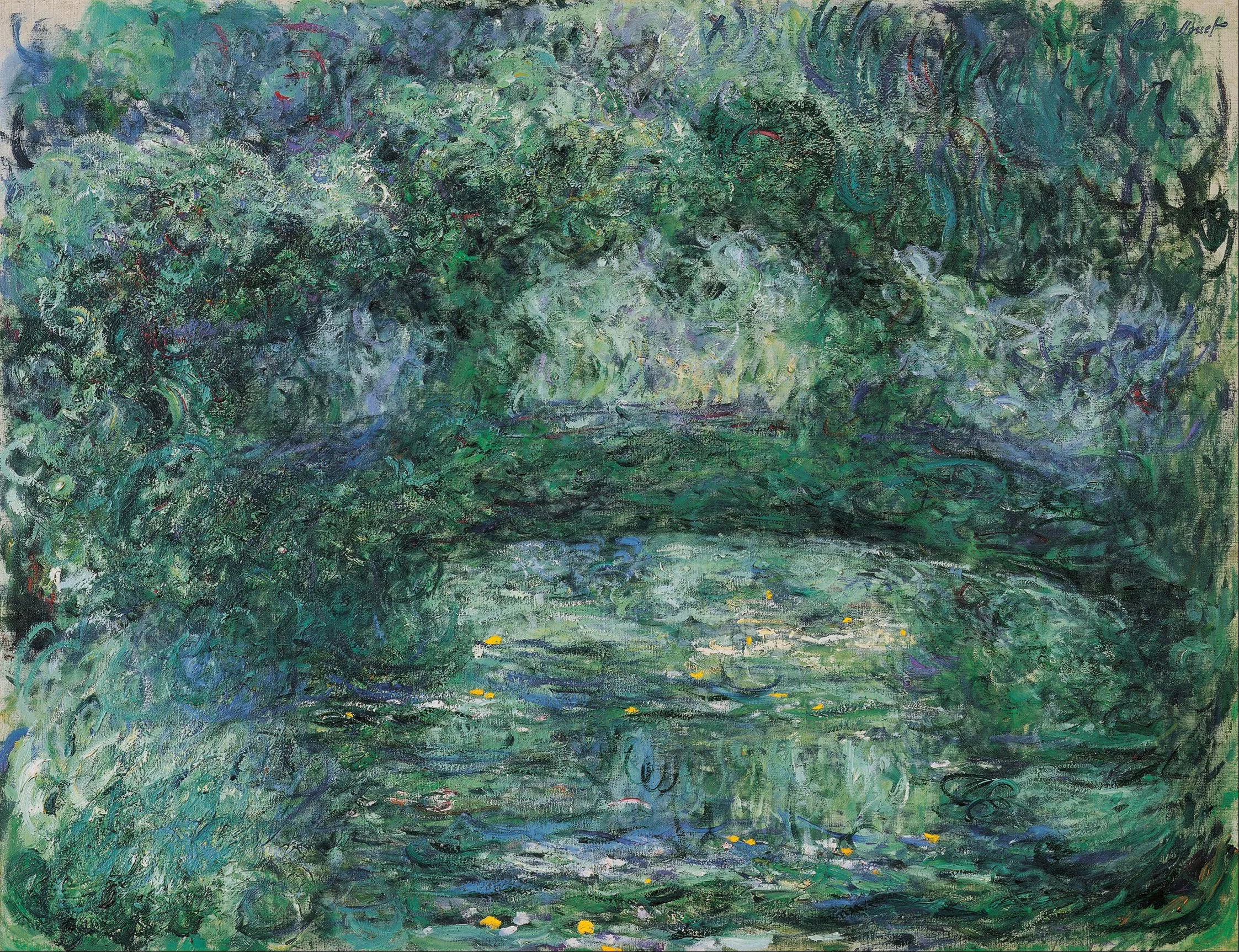 Claude Monets impressionistische schilderij 'De Japanse brug' toont een groene boogbrug over een vijver met waterlelies, omringd door dicht gebladerte.