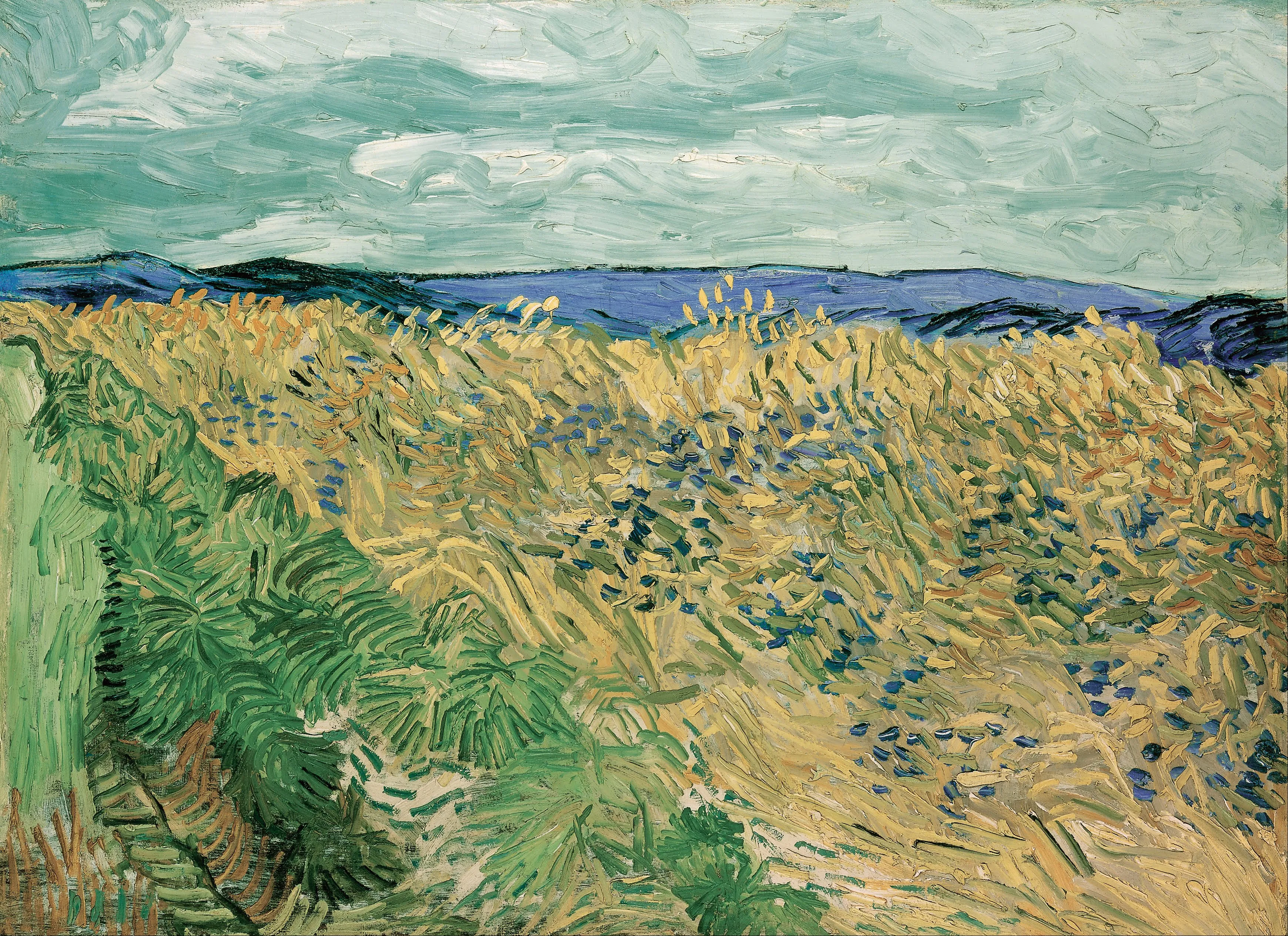 Schilderij van een korenveld met korenbloemen onder een bewolkte lucht, met blauwe bergen in de verte, in Van Goghs kenmerkende penseelstreken