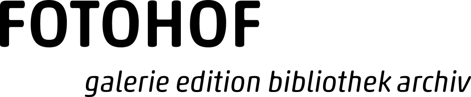 Texto en blanco que dice 'FOTOHOF ARCHIV GALERIE' sobre un fondo negro.