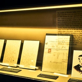 Originele manuscripten en documenten in een vitrine in het Franz Kafka Museum