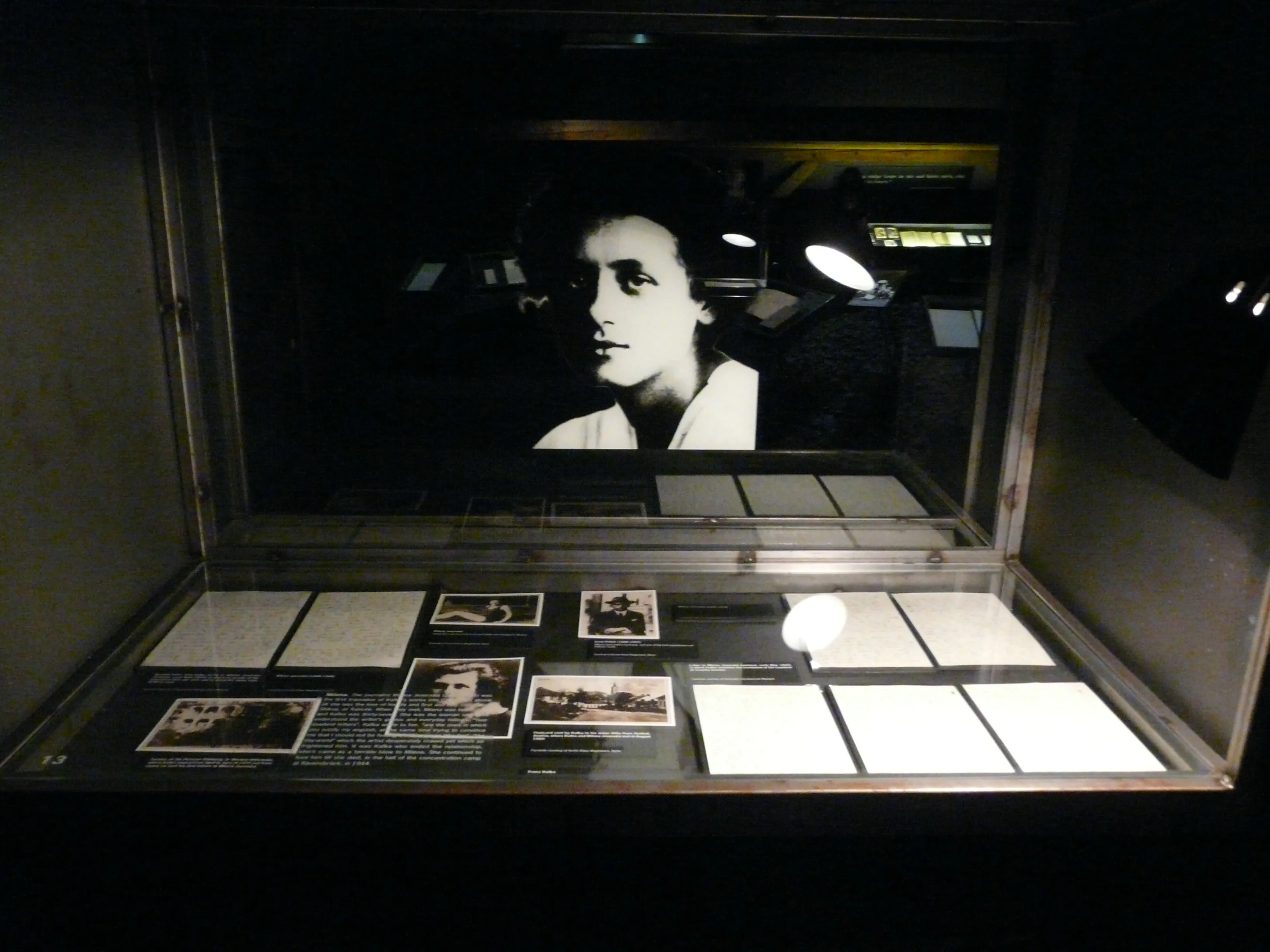 Displaykast met een groot portret van Franz Kafka en kleinere foto's en documenten