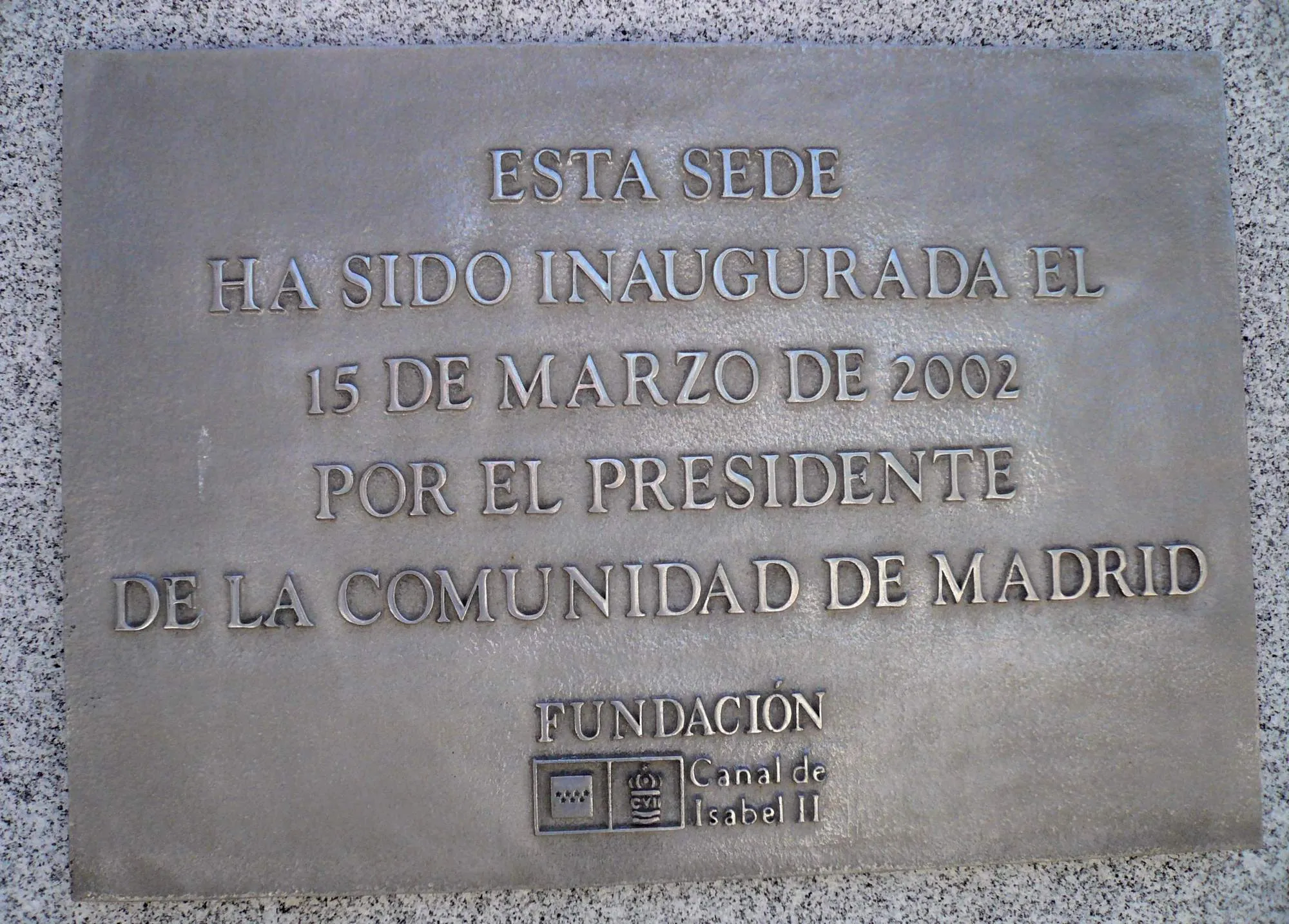 placa de bronce con texto grabado en español indicando la fecha de inauguración y el presidente de Madrid