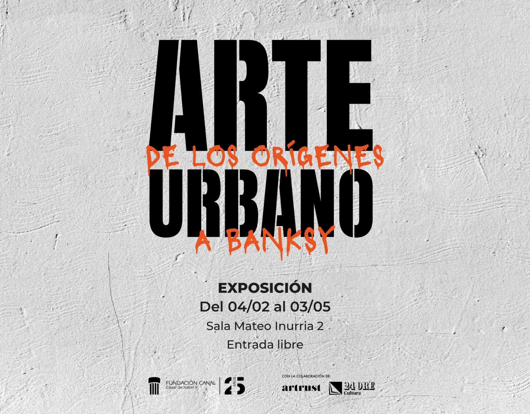 Póster de una exposición titulada 'Arte de los Orígenes a Banksy' con texto en negrita negro y naranja sobre un fondo gris texturizado, que incluye detalles sobre fechas, ubicación y entrada gratuita.