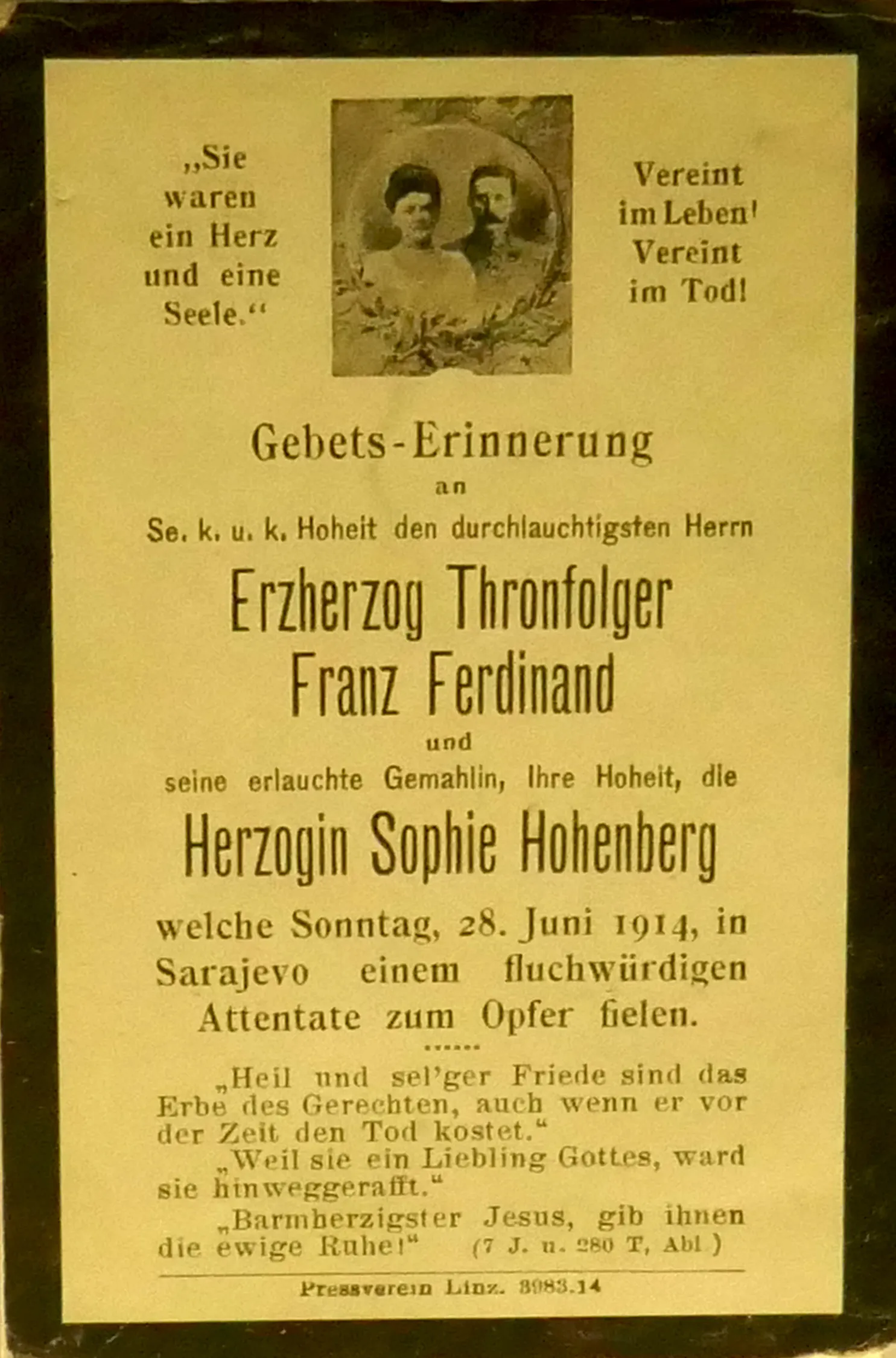 Een vintage rouwaankondiging voor Aartshertog Troonopvolger Franz Ferdinand en Hertogin Sophie Hohenberg, met een centraal portret en Duitse tekst op verweerd papier