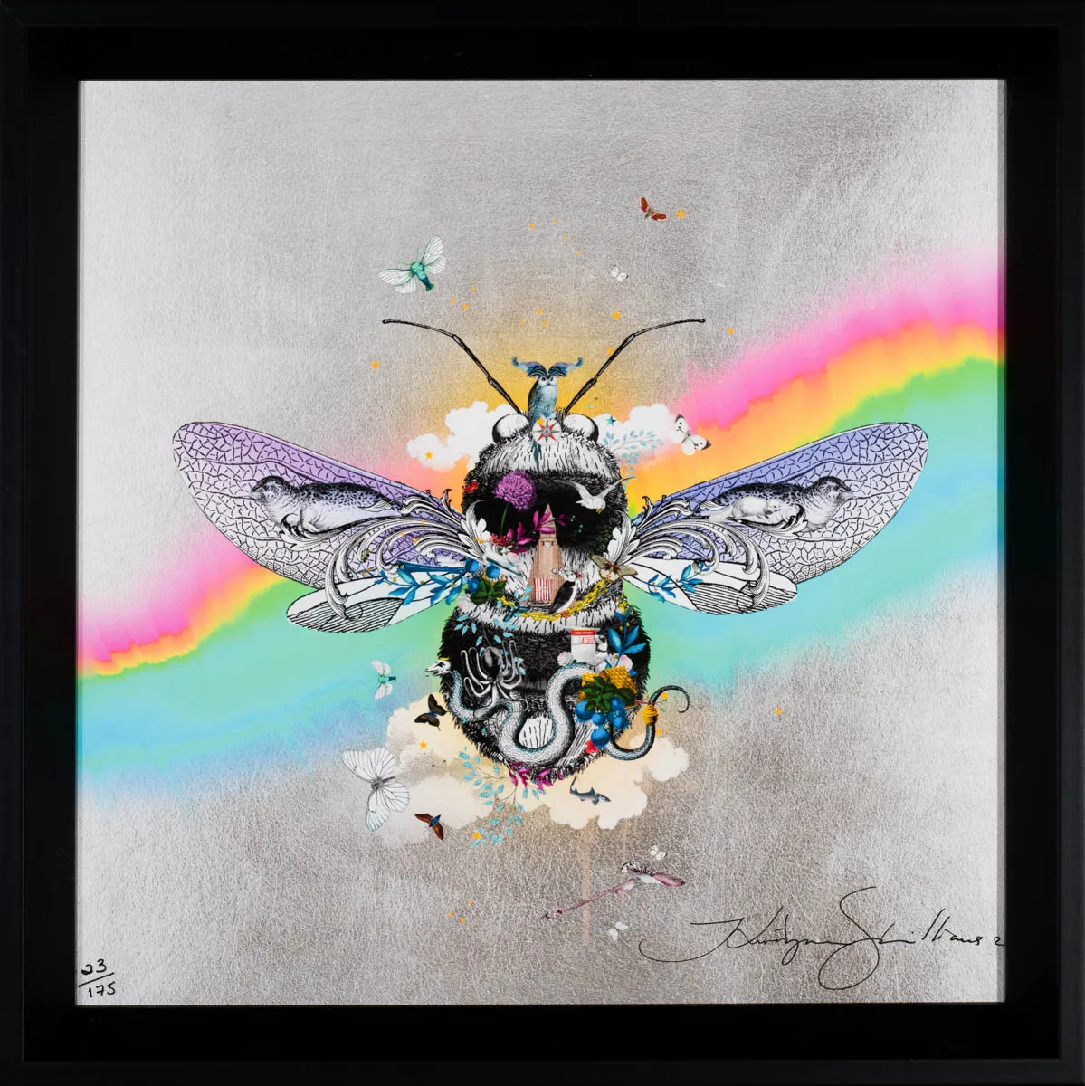 Obra de arte enmarcada que representa una gran abeja estilizada con alas intrincadamente detalladas sobre un fondo metálico plateado con un arco iris y pequeñas mariposas