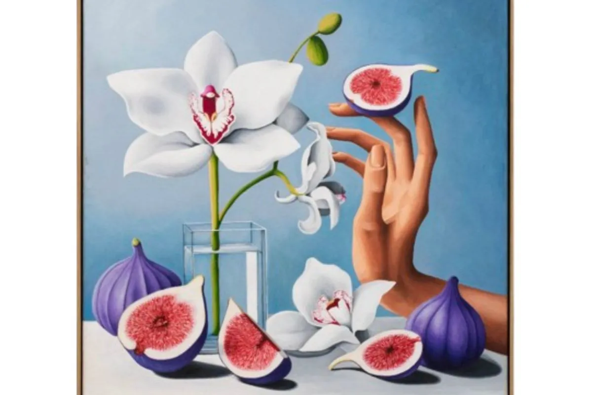 Pintura de un bodegón que presenta orquídeas blancas en un jarrón de cristal, higos morados y una mano sosteniendo una rodaja de higo sobre un fondo azul.