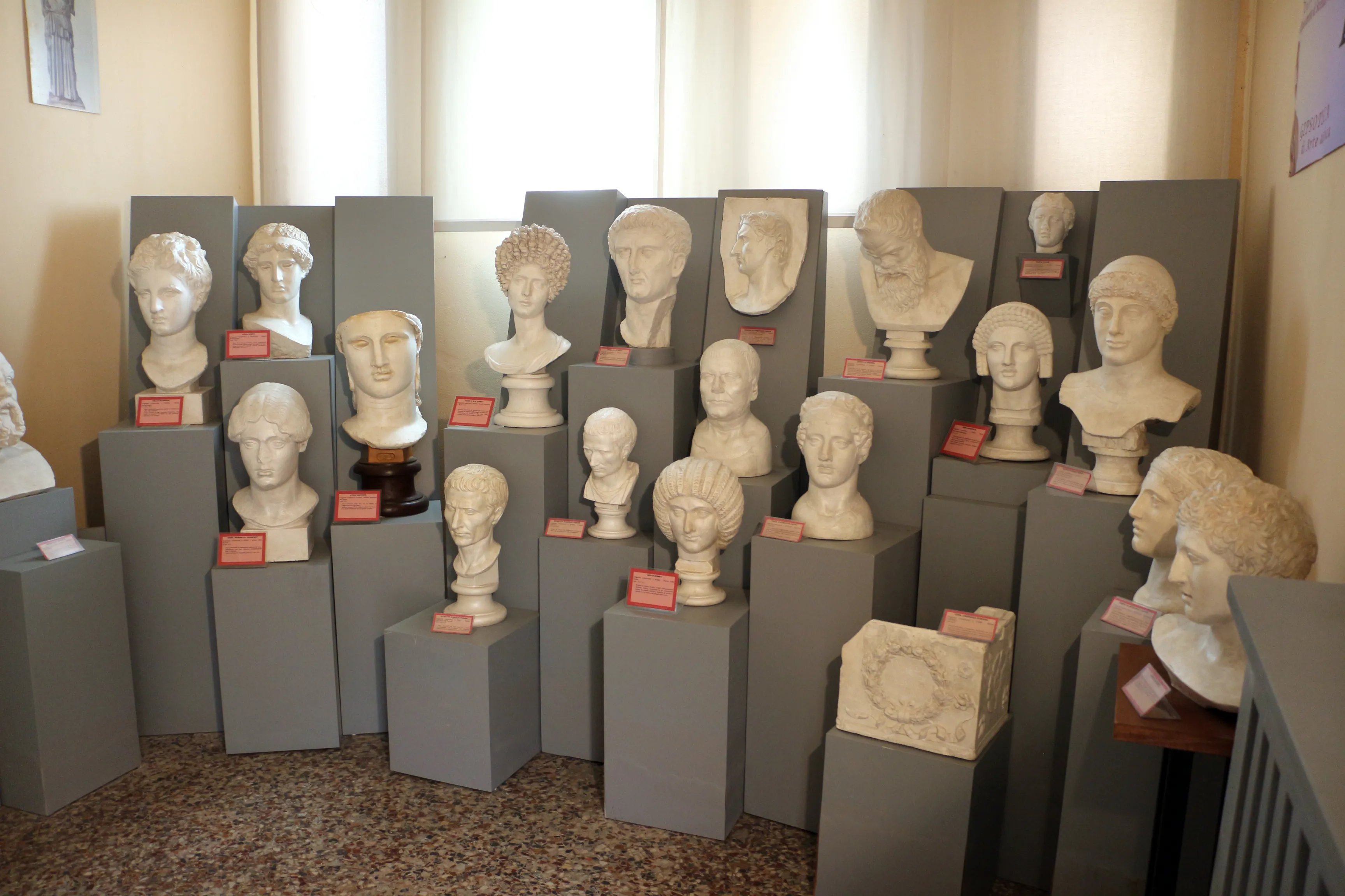 Widok wnętrza Gipsoteca di Arte Antica w Pizie.