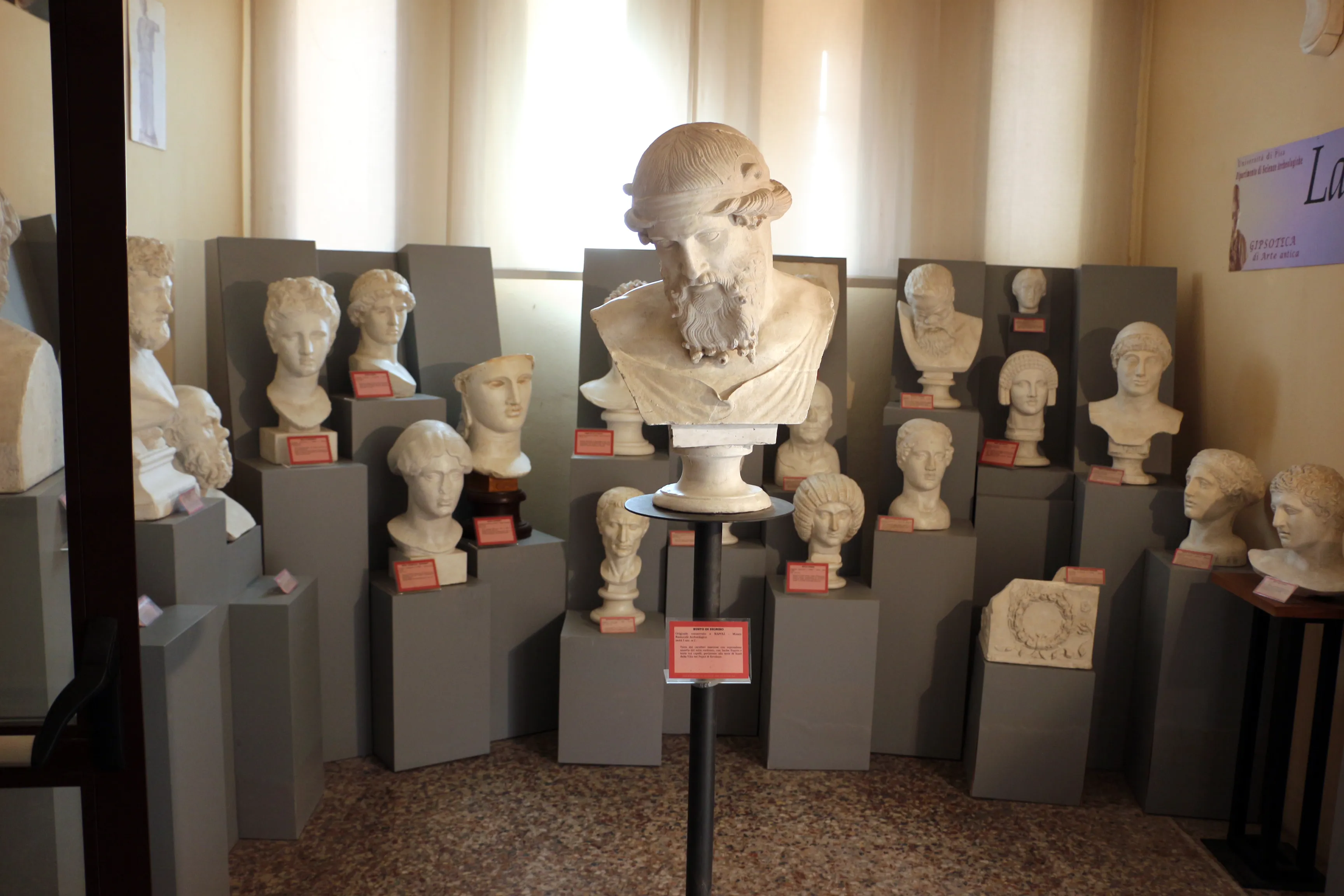 Widok wnętrza Gipsoteca di Arte Antica w Pizie.