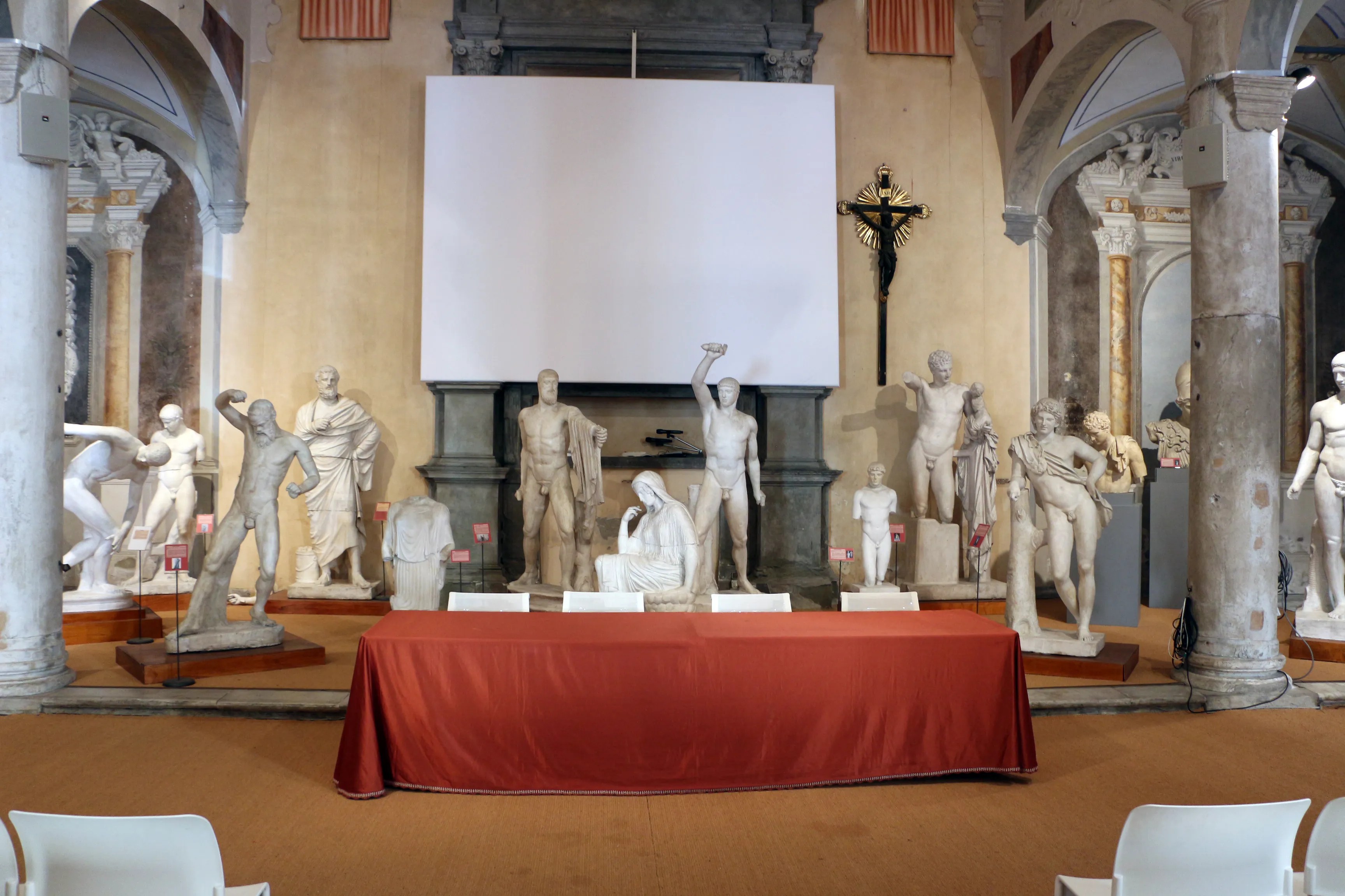 Widok wnętrza Gipsoteca di Arte Antica w Pizie.