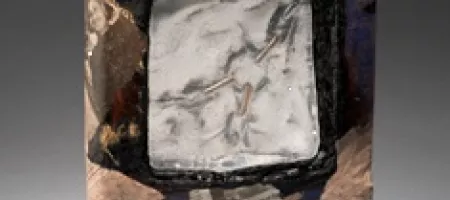 close-up van een glaskunstwerk met ingewikkelde patronen en donkere randen