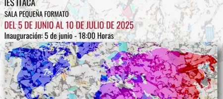Obra de arte abstracto con patrones de vidrio roto en azul, púrpura y rojo, con texto que anuncia una exposición en Sala Pequeña Formato del 5 de junio al 10 de julio de 2025.