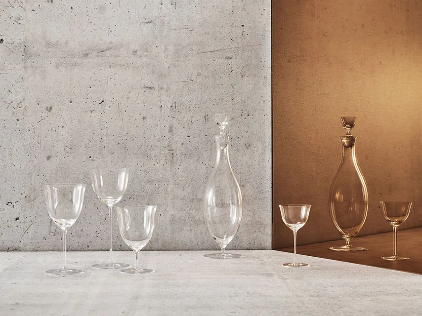 helder glaswerk, waaronder wijnglazen en karaffen, op een lichte ondergrond