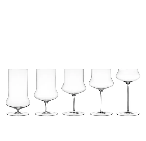 Cinco vasos de vidrio transparente de diferentes formas y tamaños dispuestos en fila