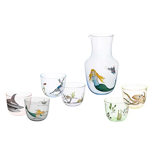 jarra y vasos de vidrio pintados a mano con diseños de criaturas marinas