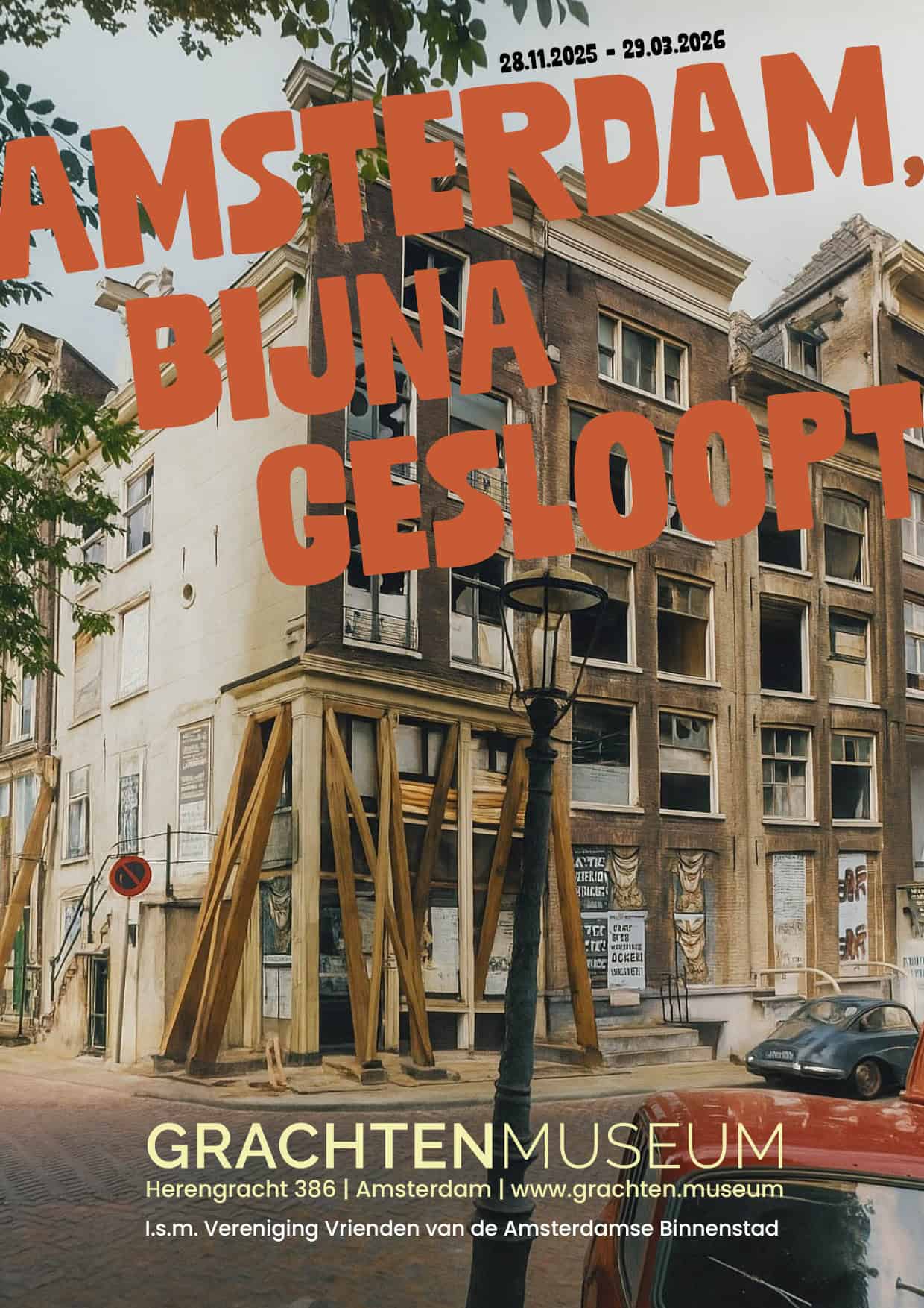 Plakat promocyjny wystawy 'Amsterdam, Prawie Zniszczony' w Grachtenmuseum, przedstawiający budynek muzeum z dużą, pomarańczową nakładką tekstową.
