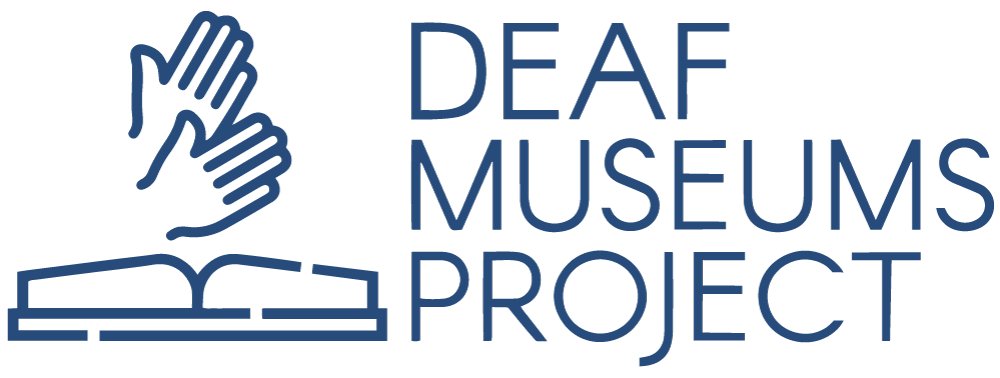 Logotipo azul sobre fondo negro que muestra dos manos haciendo un gesto sobre un libro abierto con el texto 'DEAF MUSEUMS PROJECT'
