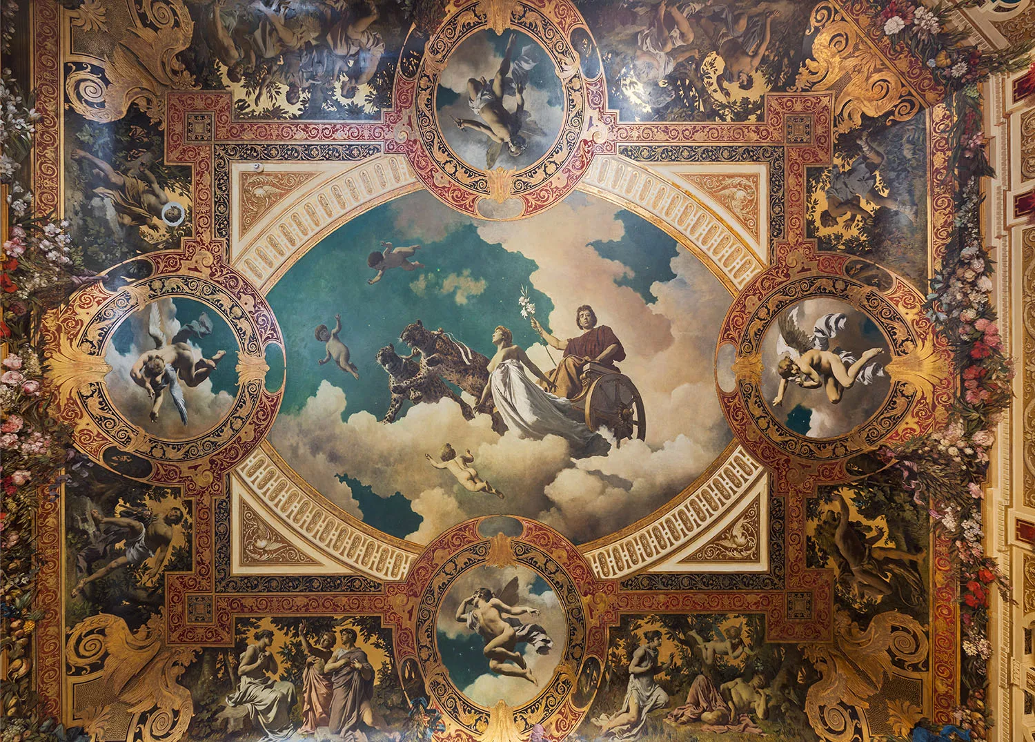 fresk na suficie ze scenami mitologicznymi i ozdobnymi pozłacanymi ramami