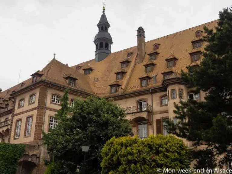 Widok z zewnątrz na Historyczną Piwnicę Winiarską Szpitala w Strasburgu.