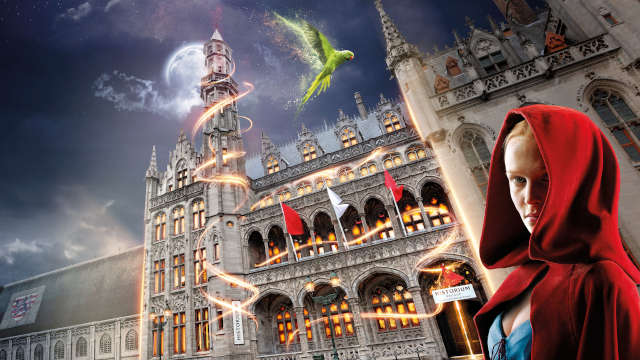 Escena nocturna dramática del Provinciaal Hof en Brujas con luna llena, un dragón verde volando sobre el edificio, luces mágicas arremolinadas y una mujer con capa roja en primer plano