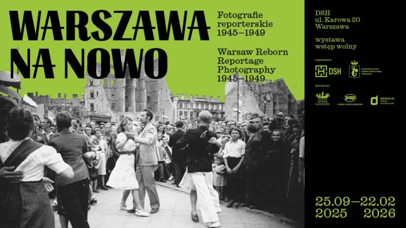 Zwart-witfoto van mensen die dansen op straat met historische gebouwen op de achtergrond, met groene en zwarte tekst voor een tentoonstelling getiteld 'Warszawa na nowo'.