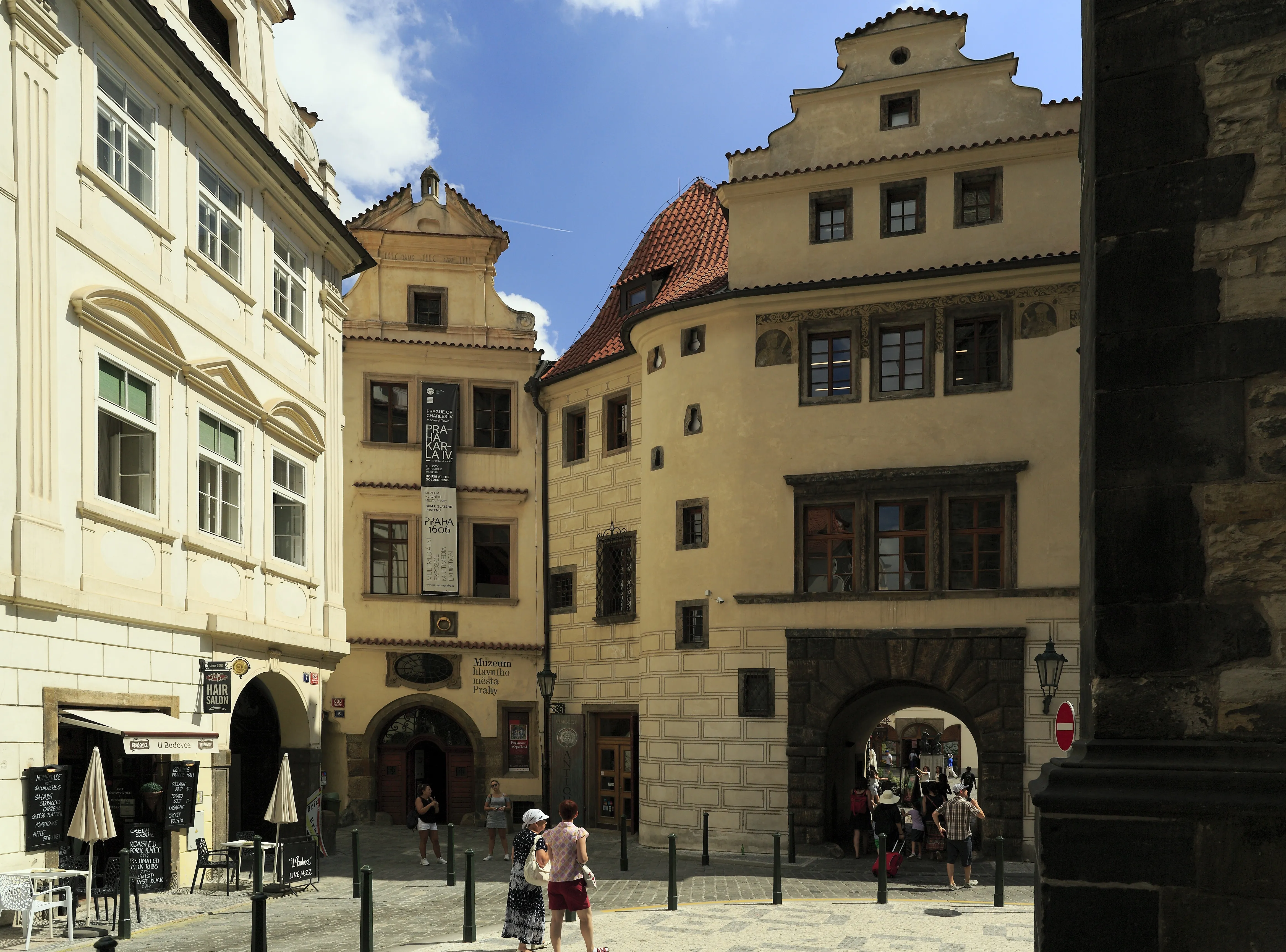 Edificio histórico con fachada a dos aguas y entrada arqueada en el casco antiguo de Praga